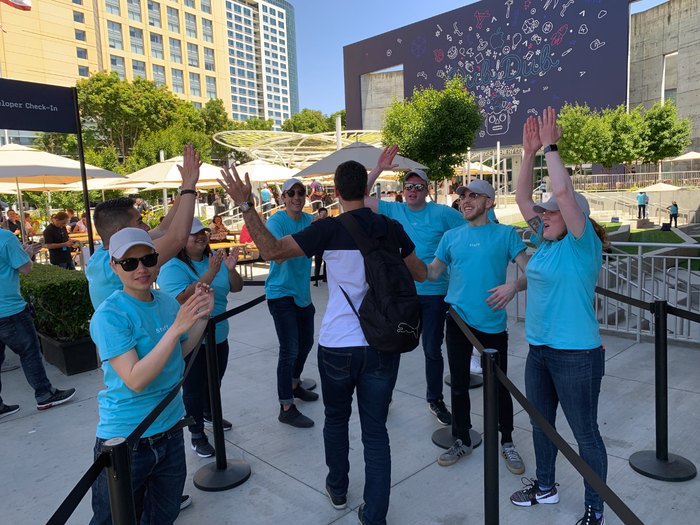 Cumprimentos grátis a caminho da WWDC '19 Free high-fives on the way into WWDC '19